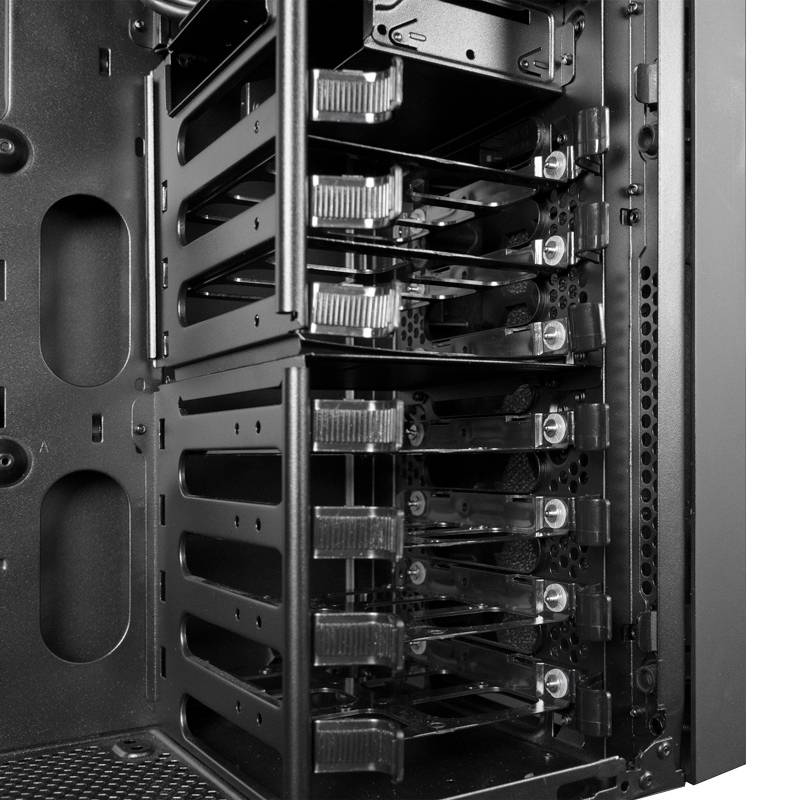 Un boîtier de serveur avec plusieurs emplacements de lecteurs ouverts. Il est vide et préparé pour accueillir des disques durs.