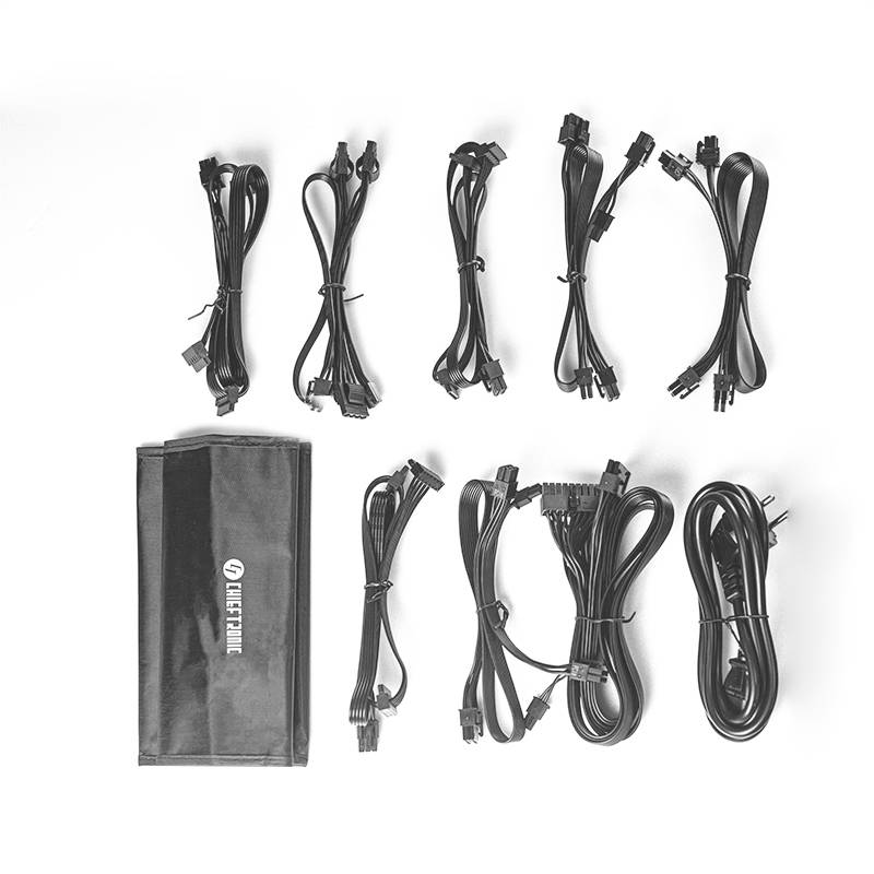 Câbles noirs pour alimentation d'ordinateur dans différentes configurations sur fond blanc, avec un sac en tissu portant une inscription à droite.