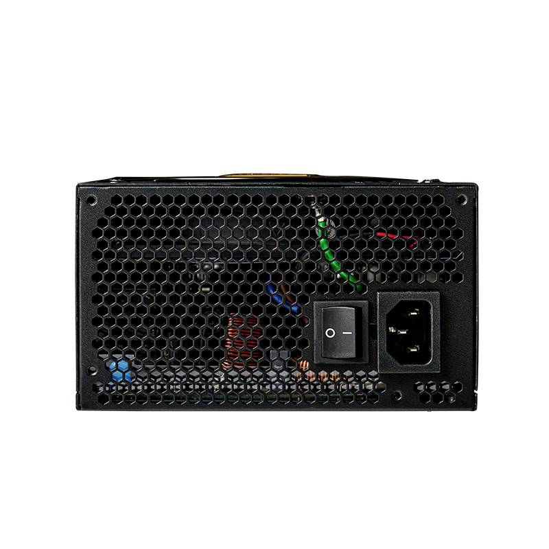 Un bloc d'alimentation noir pour ordinateur avec une grille de ventilation, un interrupteur marche/arrêt et une prise d'alimentation est visible.