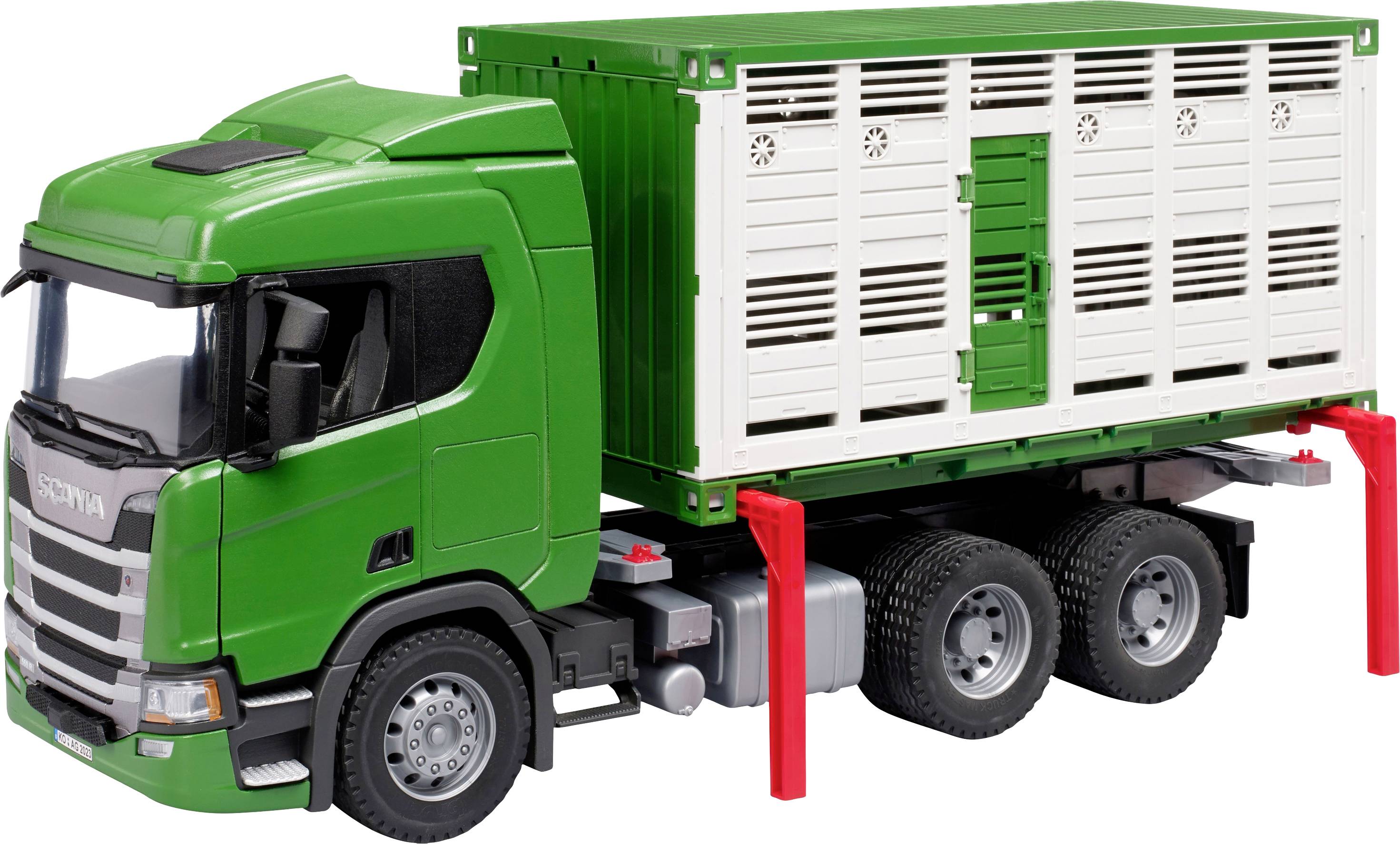 Un camion vert avec une remorque servant au transport d'animaux. La remorque a des parois latérales blanches équipées de fentes de ventilation.