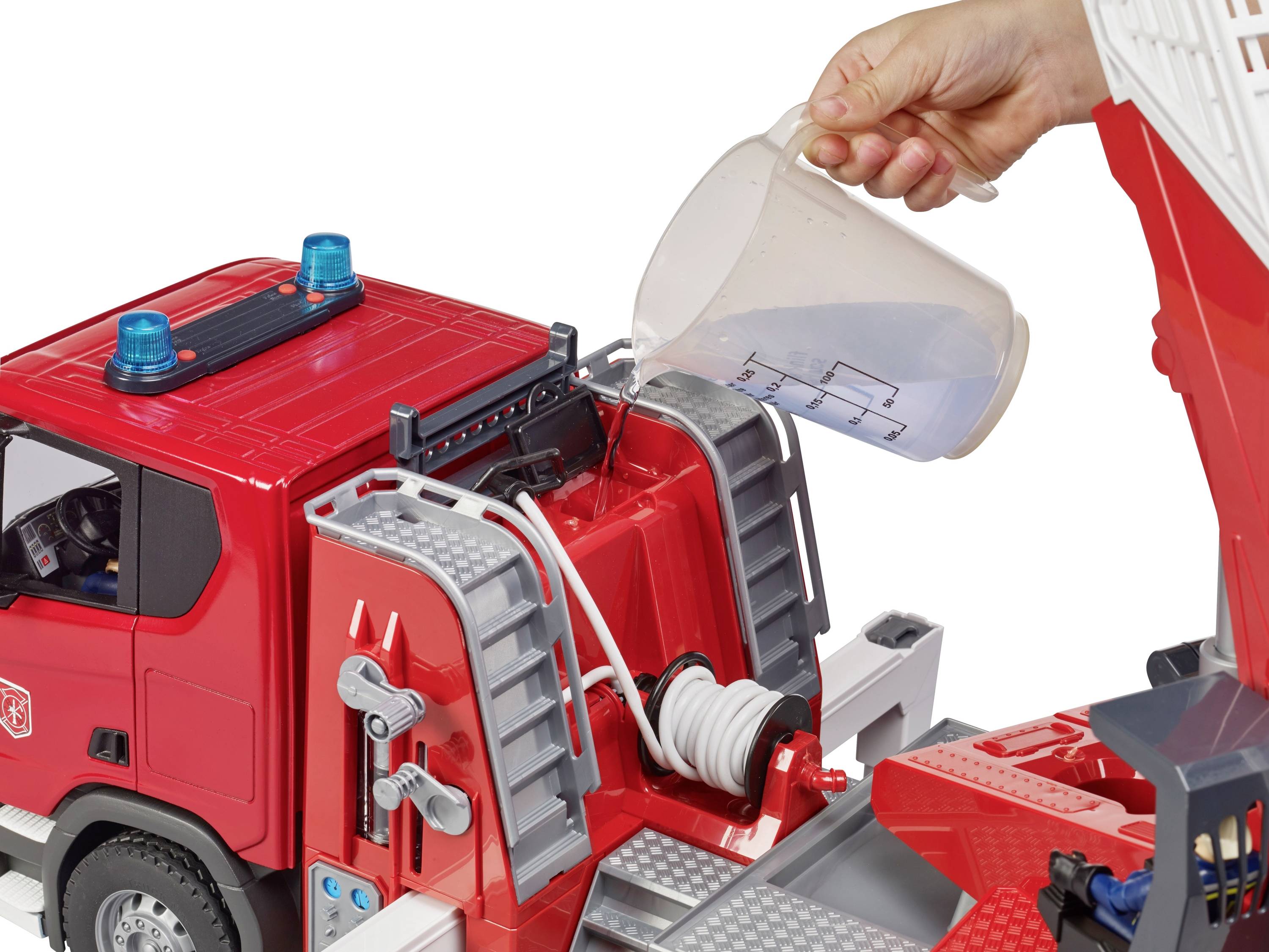 Camion de pompiers rouge avec échelle. Une main remplit un réservoir d'eau à l'arrière du véhicule.