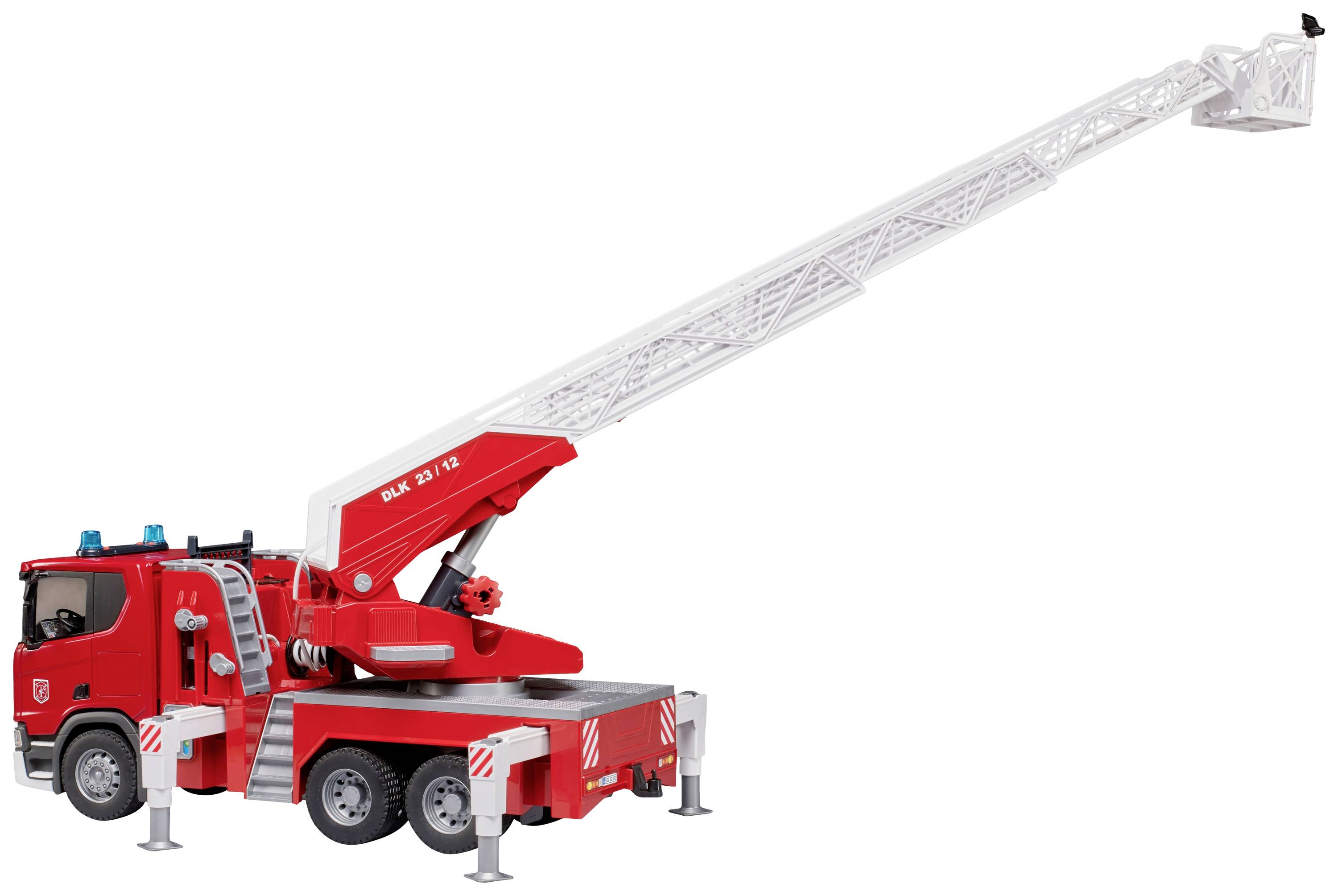 Un véhicule de pompiers rouge avec une longue échelle télescopique et une nacelle au sommet, prêt à intervenir en cas d'incendie ou de secours.