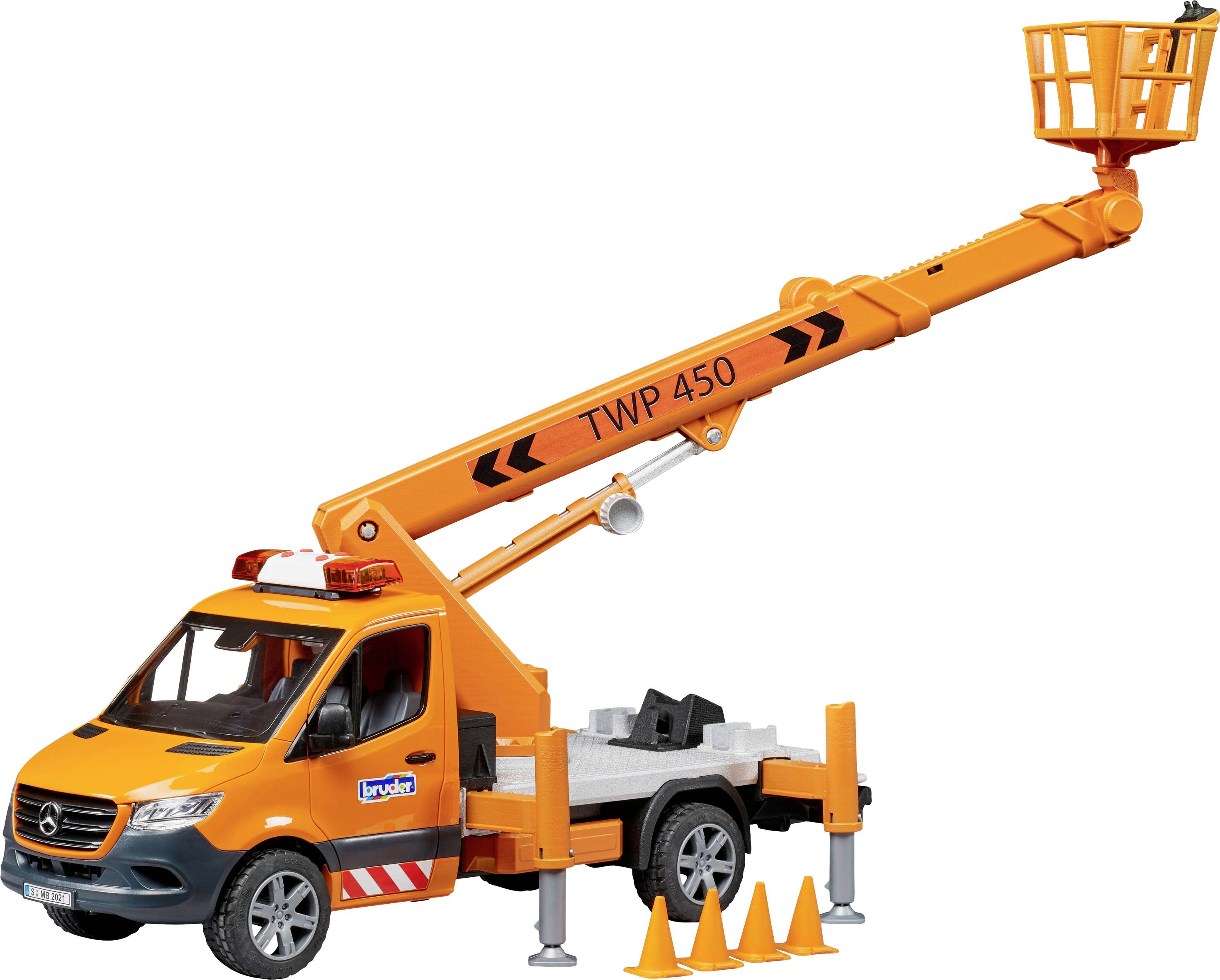 Camion-grue télécommandé avec bras extensible et nacelle de travail, installé avec quatre cônes de signalisation orange.