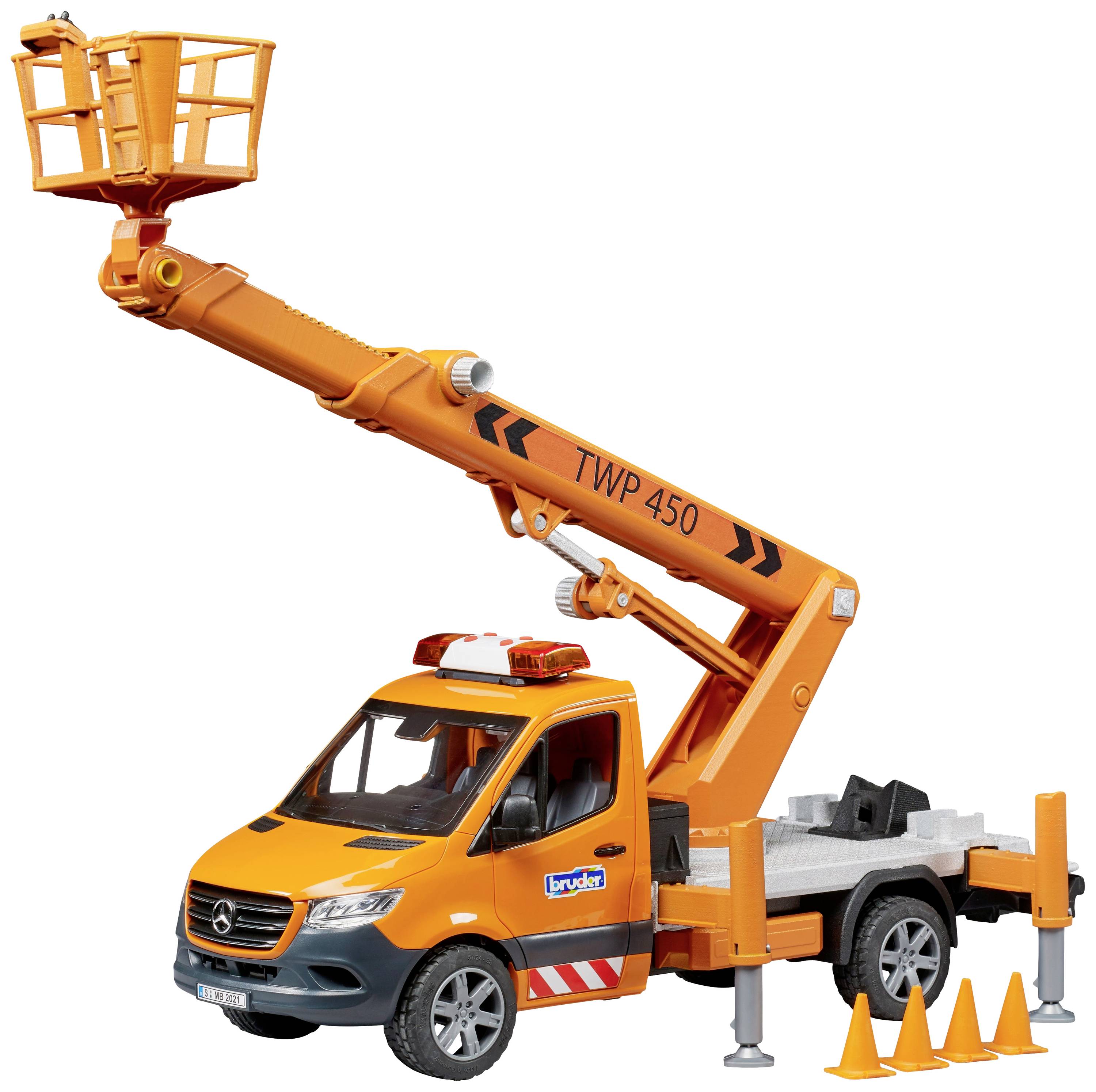 Un modèle de camion-grue orange avec sa flèche déployée et sa nacelle, entouré de quatre cônes de signalisation orange.