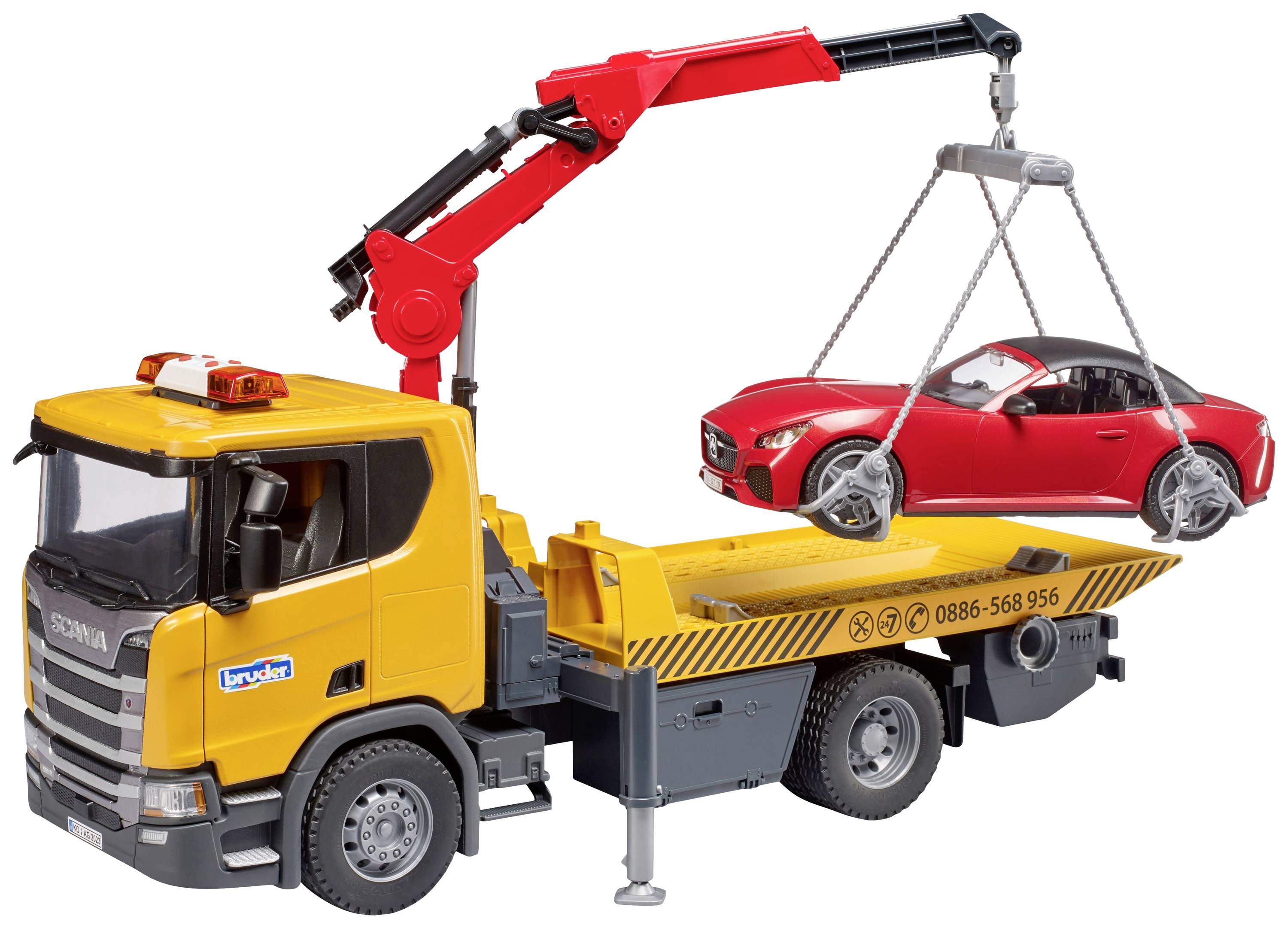 Un camion de dépannage jaune avec une grue soulève une voiture rouge. La grue est montée à l'arrière du camion.