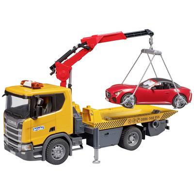 Un camion de dépannage jaune avec une grue soulève une voiture rouge. La grue est montée à l'arrière du camion.