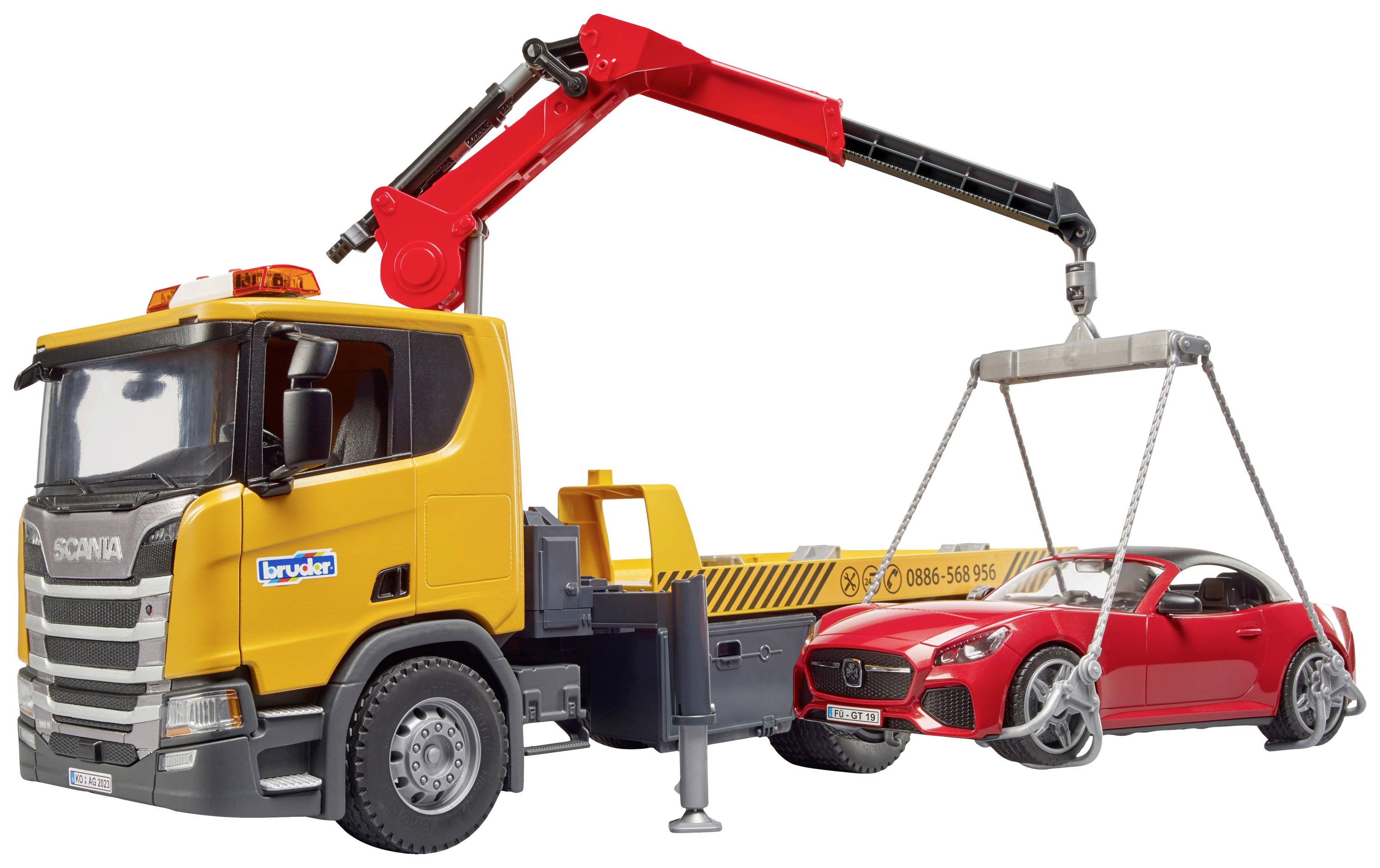 Un camion-grue jaune soulève une voiture rouge à l'aide d'un dispositif de levage. Sur le camion-grue est inscrit 'bruder'.