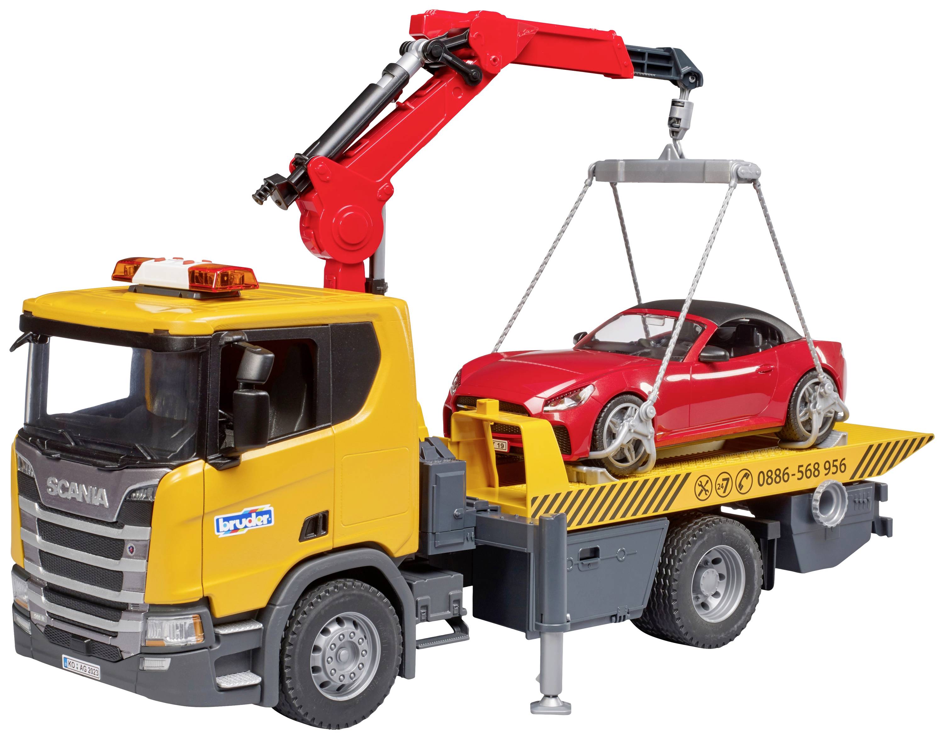 Un camion de dépannage jaune avec une grue rouge soulève une voiture rouge sur sa plateforme.