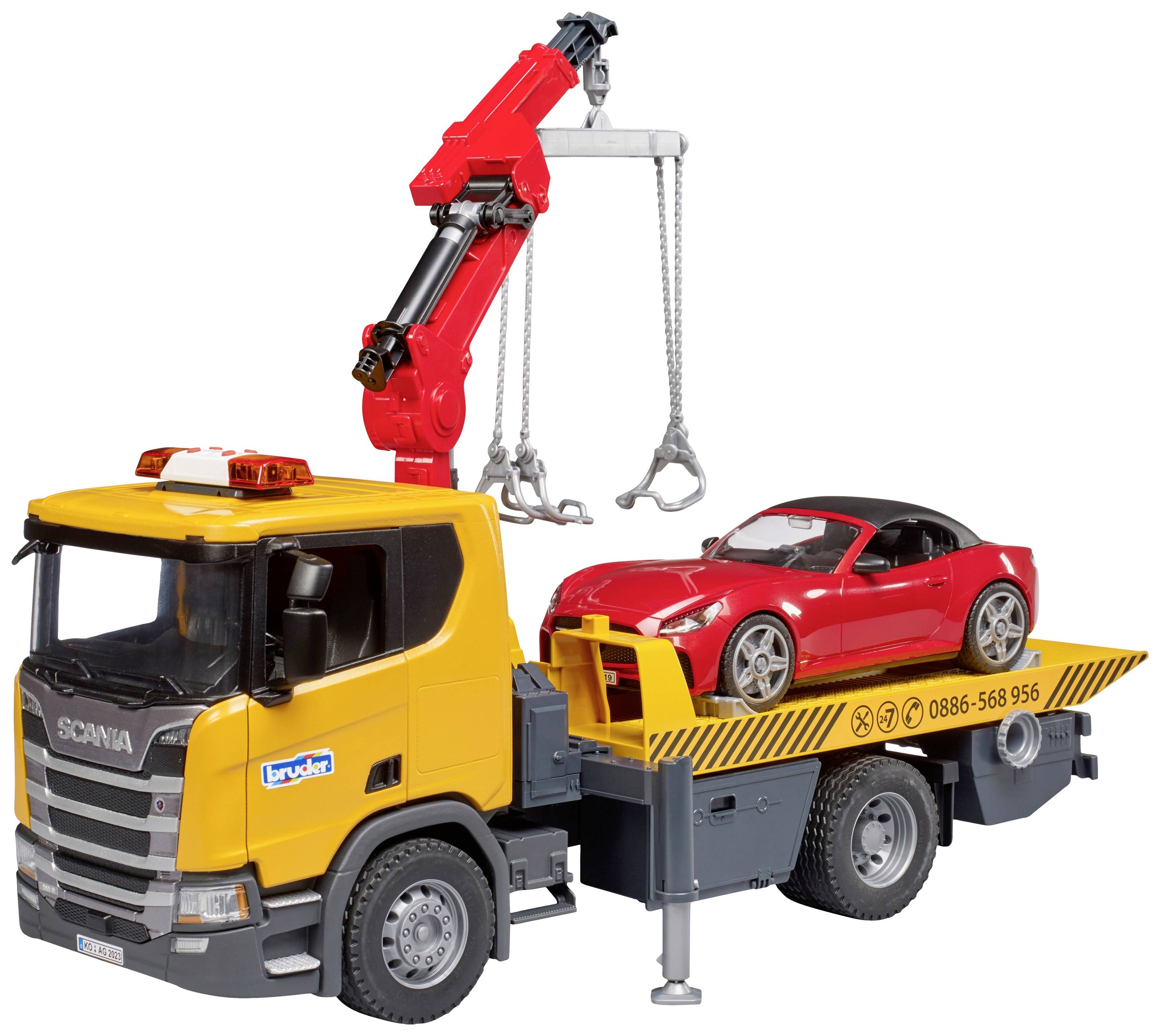 Camion de dépannage avec une cabine jaune et une grue rouge soulevant une voiture rouge sur sa plateau.