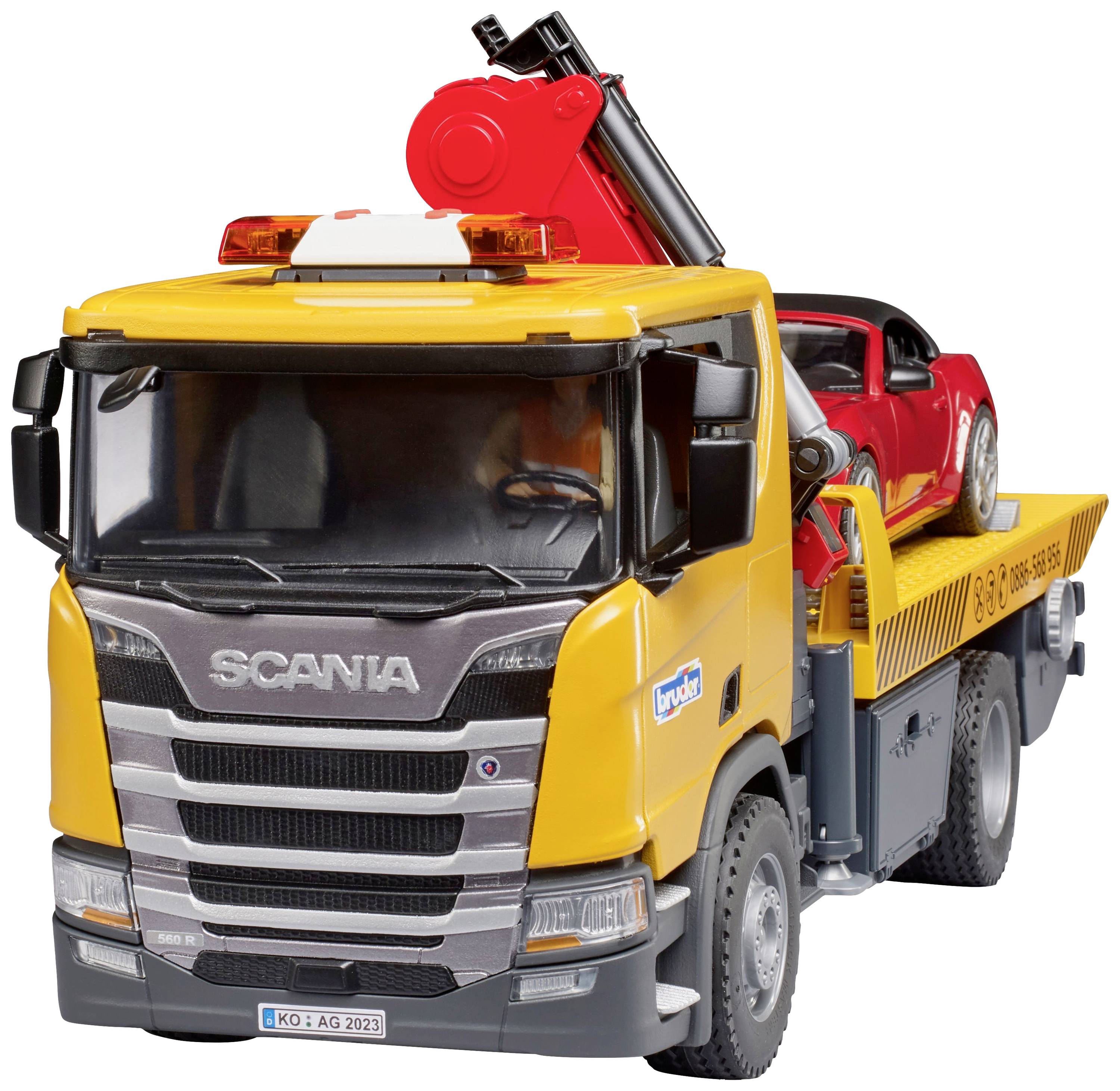 Un camion de dépannage jaune transportant une voiture de sport rouge sur sa plateforme. Le camion est équipé d'une grue et est conçu pour les services de remorquage.