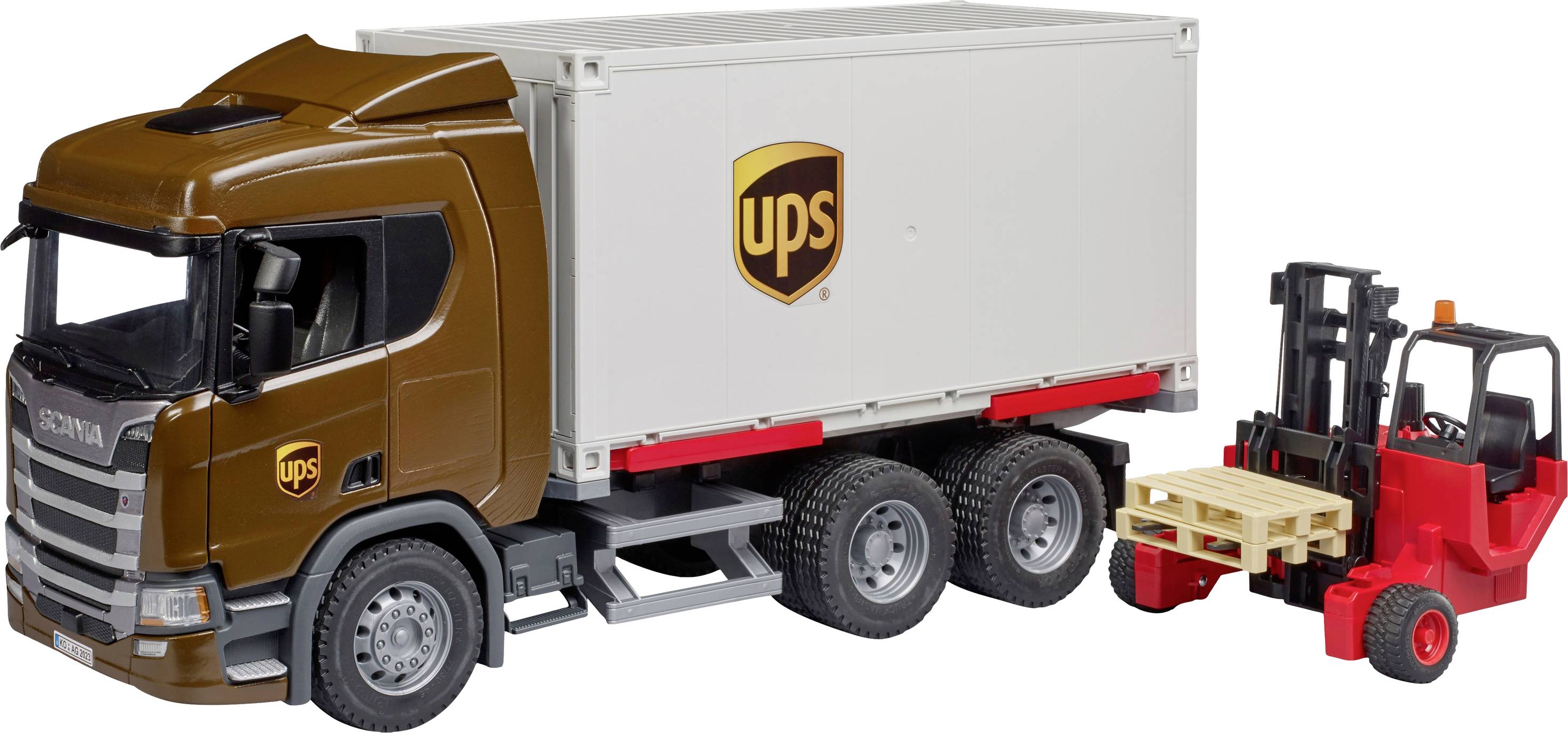 Un camion marron avec le logo UPS et un chariot élévateur rouge transportant une palette en bois. Le camion est équipé d'un conteneur blanc.