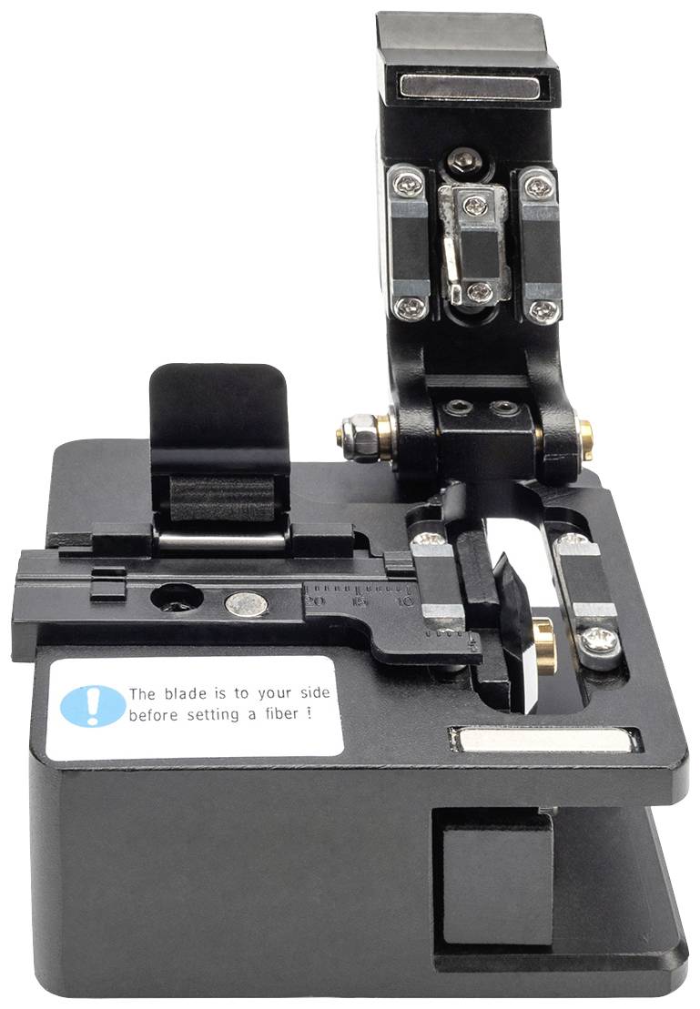 Un coupe-fibre optique avec lame ouverte, prêt pour l'opération de coupe. Une indication sur la surface signale la position de sécurité.