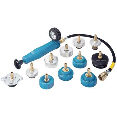 Divers adaptateurs pour un outil de diagnostic de système de refroidissement. En haut, un testeur de pression bleu avec manomètre. Adaptateurs de différentes tailles et couleurs.