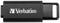 Clé USB Verbatim noire avec boîtier structuré et nom de marque imprimé.