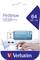 Traduction en français :<br><br>« Clé USB 2.0 Verbatim PinStripe, 64 Go, bleue » représentée sur un emballage. Une main tient la clé USB devant un ordinateur portable.
