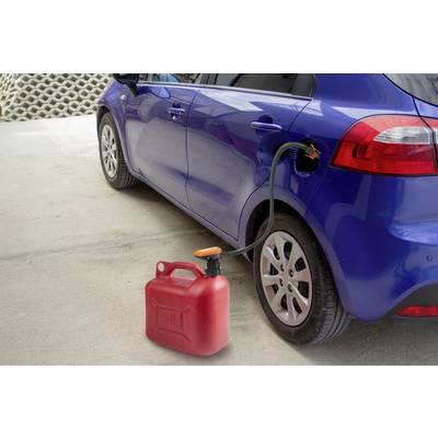 Une voiture bleue est en train d'être remplie avec un bidon d'essence rouge. Le bidon est relié au réservoir du véhicule par un tuyau.