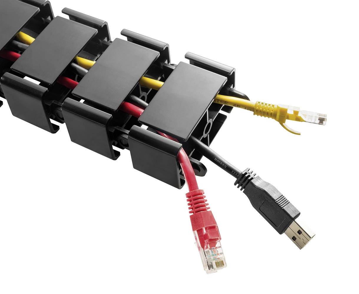 Plusieurs câbles, dont des câbles réseau et USB, passent à travers un chemin de câbles noir qui les organise et les protège.