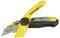 Couteau pliant jaune Stanley FatMax avec manche noir, lame dépliée et mécanisme de déverrouillage.