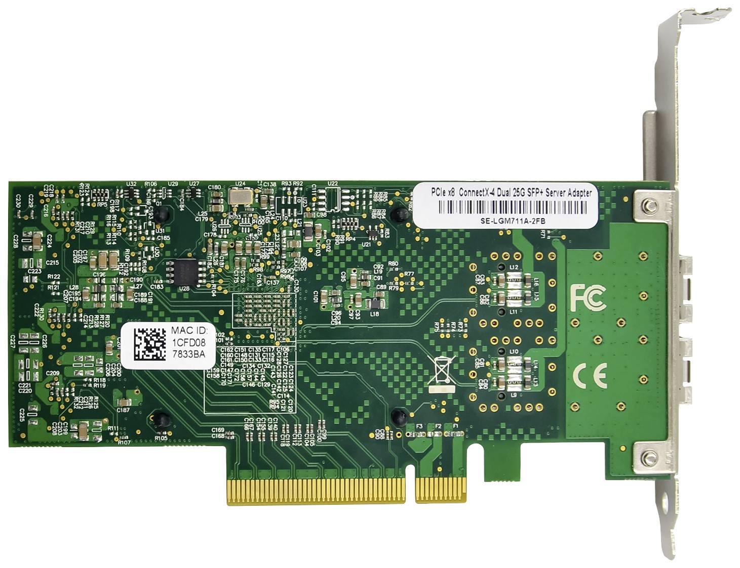 'Adaptateur réseau PCIe 4.0 avec plusieurs ports et carte mère verte. Différents composants électroniques et connexions sont visibles.'