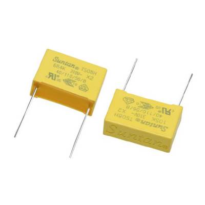 Deux condensateurs jaunes portant l'inscription 'Suntan TS08H', d'une valeur nominale de 68K et 310V. Les deux ont deux bornes de connexion par fils.