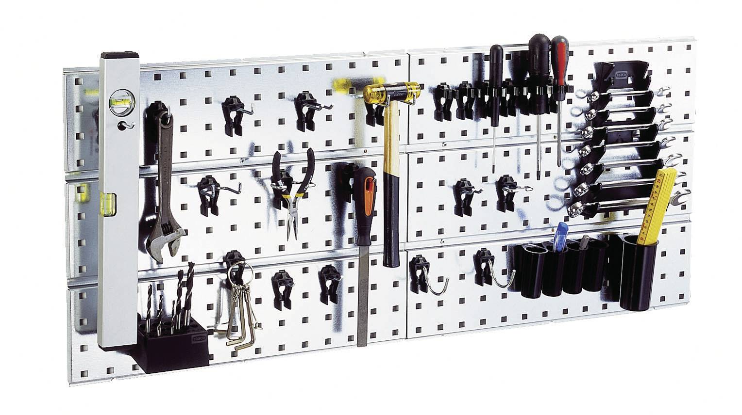 Panneau à outils avec divers instruments et supports : clés à molette, marteau, tournevis. Ordre et organisation.