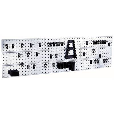 Panneau mural métallique perforé, équipé de supports à outils noirs et de crochets, pour un rangement organisé des outils.