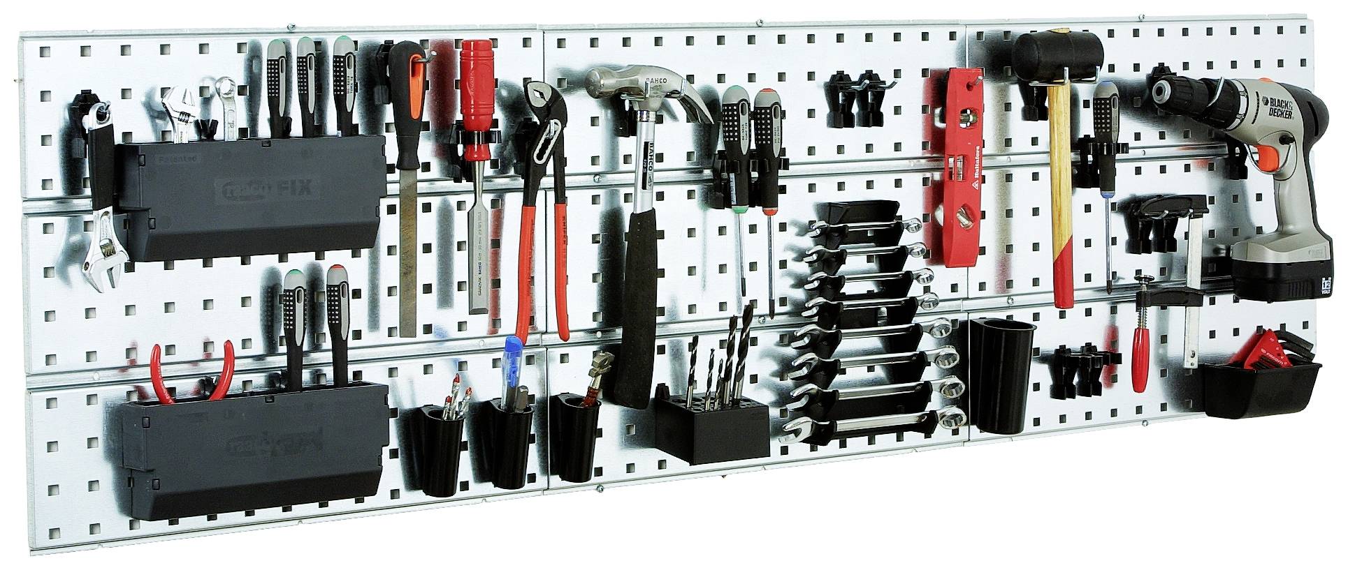 Panneau à outils avec divers instruments manuels : tournevis, pinces, clés à molette et perceuse. Soigneusement organisé.