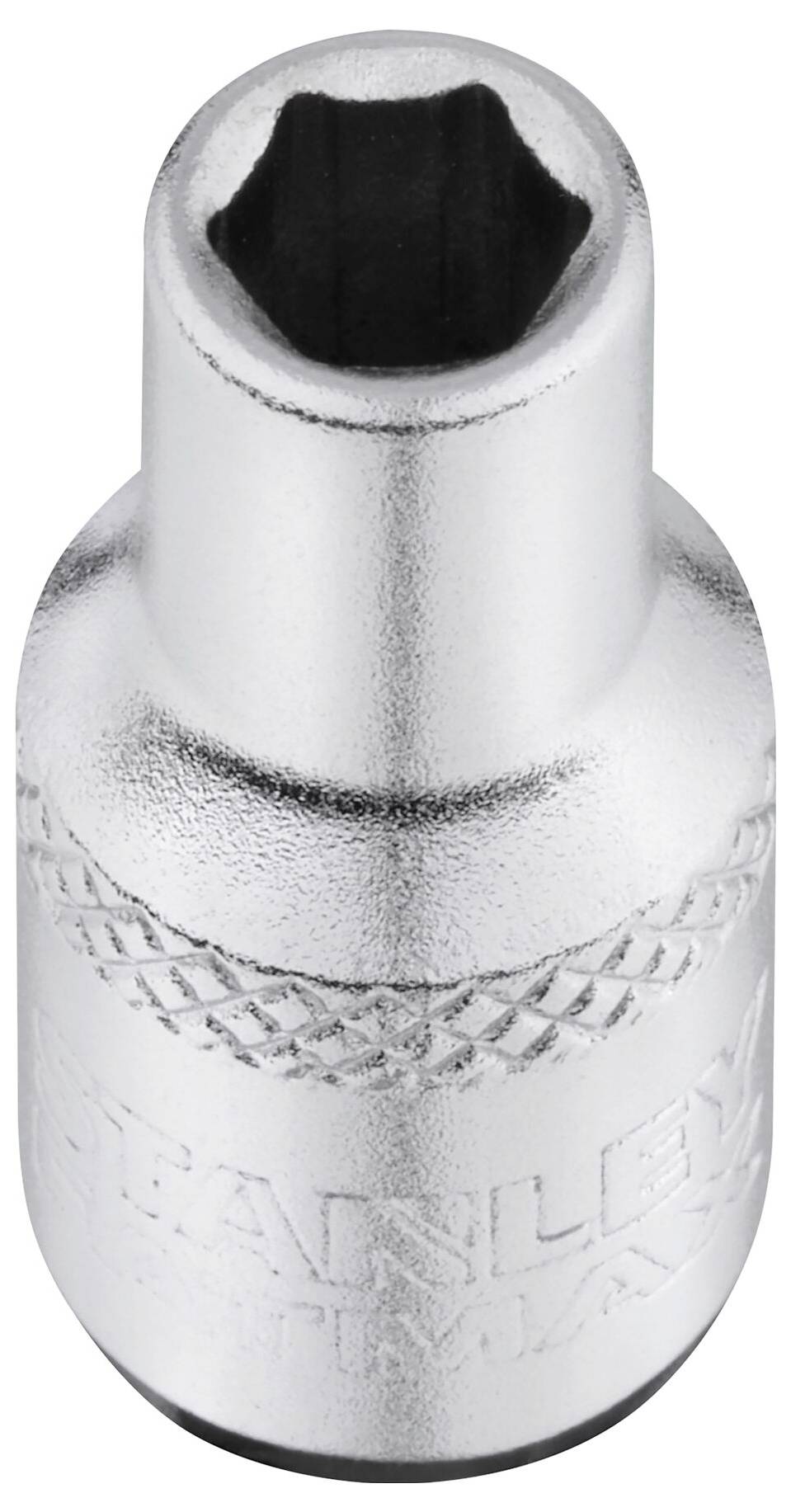 Une douille hexagonale en argent, partiellement ornée de motifs, avec une inscription gravée sur le côté.