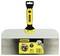 Une spatule large avec un manche jaune de la marque Stanley, en acier inoxydable, adaptée pour lisser de grandes surfaces murales. Étiquette d'emballage visible.