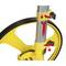 Roue de mesure jaune avec mécanisme de verrouillage sur la poignée, des flèches rouges indiquent les points de verrouillage utilisés pour verrouiller et déverrouiller.