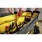 Une main sort un tournevis d'une trousse à outils jaune remplie de différents tournevis.