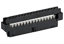 Un connecteur électronique rectangulaire avec de nombreuses broches métalliques, monté dans un boîtier en plastique noir.