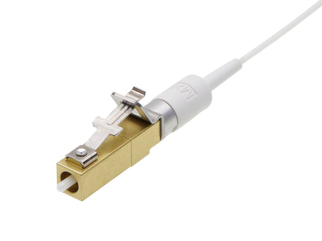 Un connecteur optique doré avec un câble blanc est représenté, prêt à être connecté à un câble à fibre optique.