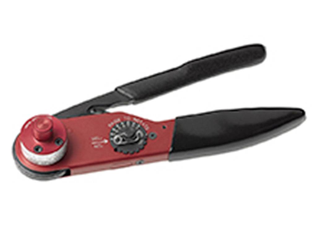 Une pince à sertir manuelle rouge et noire avec un bouton rotatif et une poignée ergonomique.