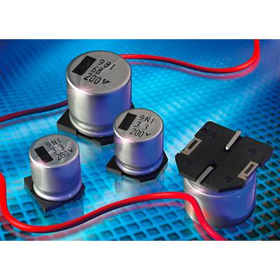 Quatre composants électroniques cylindriques, avec bornes de soudure, étiquetés avec leur tension et capacité, sur un fond bleu.