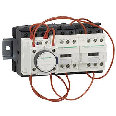 Un module de relais électrique avec plusieurs connexions et des câbles rouges, monté sur un rail métallique, destiné à des fins de commande.