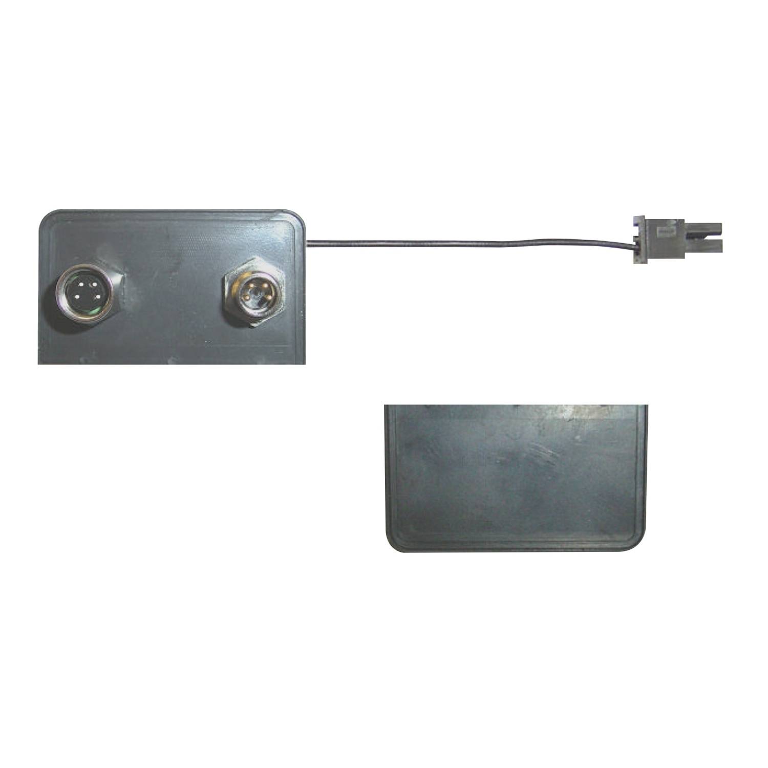 Module rectangulaire gris de capteur ou d'appareil avec deux connexions rondes et un câble, accompagné d'un couvercle amovible à côté.