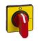 Bouton d'arrêt d'urgence rouge sur fond jaune, signalant un arrêt de sécurité.