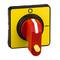 Un bouton d'arrêt d'urgence rouge sur un fond jaune, positionné à gauche, servant à sécuriser et arrêter des machines en cas de situation d'urgence.