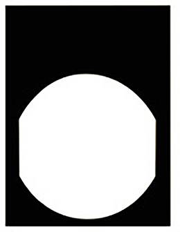 Un cercle blanc dans un rectangle noir. La scène évoque une œuvre d'art minimaliste ou un symbole stylisé.
