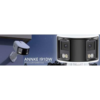 Une caméra de surveillance ANNKE I91DW avec deux objectifs sur un mur de maison. Elle offre une résolution 4K Ultra HD, un panoramique de 180 degrés et une vision nocturne.