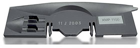 Pièce en plastique grise portant l'inscription '11/2003' et 'XMP 1100', avec une forme bombée au centre, présentant plusieurs évidements sur les côtés droit et gauche.