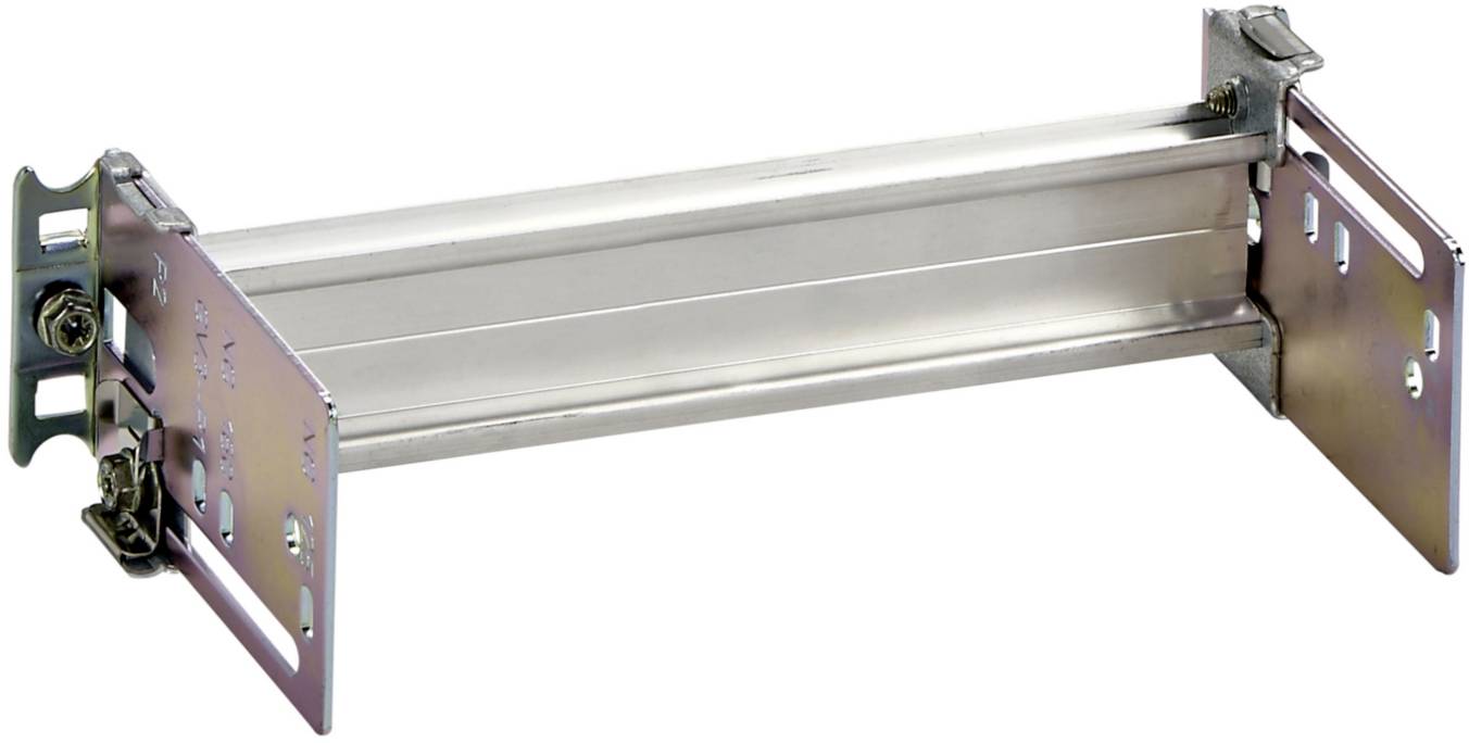 Rail métallique avec des angles de fixation latéraux, probablement destiné à la fixation ou à la stabilisation d'appareils techniques ou mécaniques.