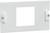 Une plaque blanche rectangulaire avec deux ports USB de chaque côté d'un évidement carré au centre.