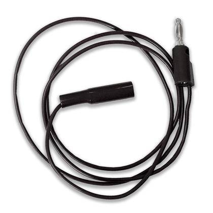 Un long câble noir avec une fiche ronde et un connecteur, probablement un câble audio, sur un fond blanc.