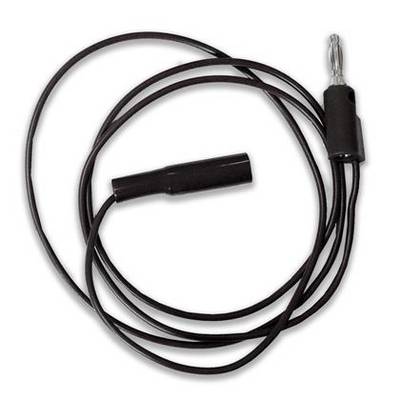 Un long câble noir avec une fiche ronde et un connecteur, probablement un câble audio, sur un fond blanc.