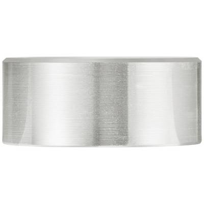 Un grand rouleau de bande métallique argentée et brillante, enroulé de manière rectangulaire, révèle sa surface texturée rayée en gros plan.