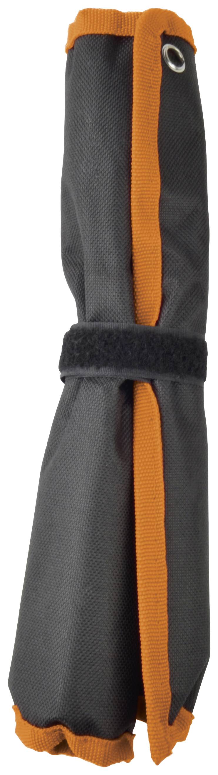 Parapluie noir plié avec une bordure orange et une bande auto-agrippante au centre.