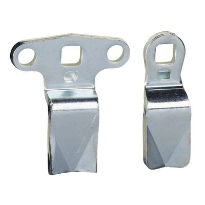 Deux supports métalliques, côte à côte. Ils présentent des formes différentes et sont pourvus de trous de fixation.