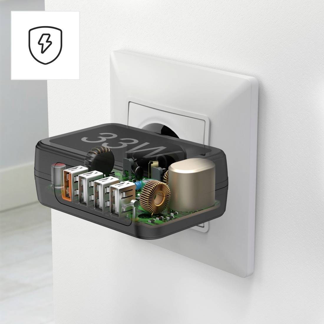 Bloc d'alimentation en coupe inséré dans une prise murale, montrant des composants internes tels que des bobines et des puces. Symbole de protection contre les surtensions en haut à gauche.